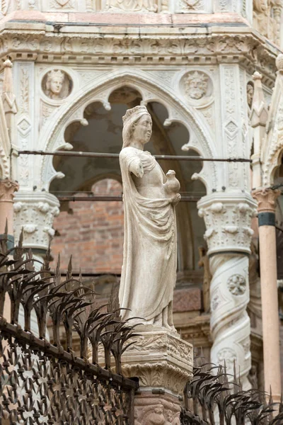 La tomba di Cansignorio, una delle cinque tombe gotiche scaligere, o Arche Scaligeri, a Verona, Italia — Foto Stock