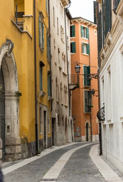 Straat in het historische centrum van Verona. Italië — Stockfoto