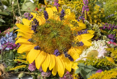 el yapımı güzel buketler çiçek ve otlar.