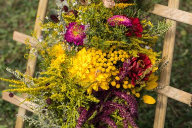 el yapımı güzel buketler çiçek ve otlar.