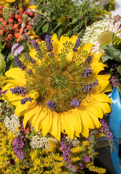 el yapımı güzel buketler çiçek ve otlar.