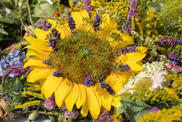 el yapımı güzel buketler çiçek ve otlar.