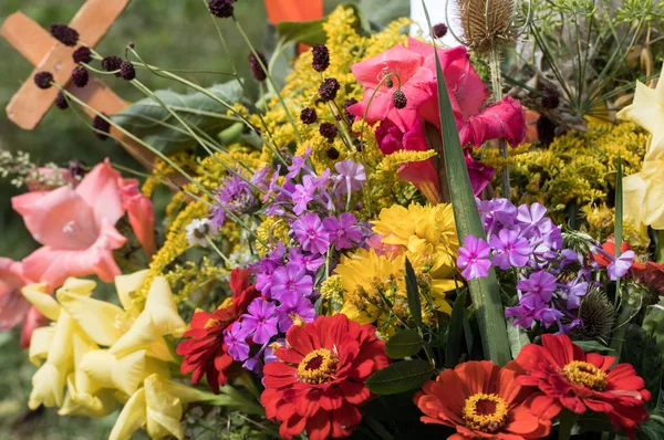 el yapımı güzel buketler çiçek ve otlar.