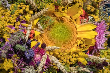 el yapımı güzel buketler çiçek ve otlar.