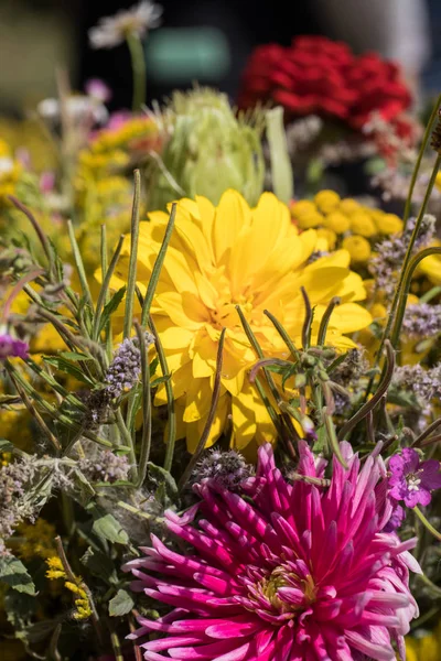 Handgefertigte schöne Sträuße aus Blumen und Kräutern. — Stockfoto