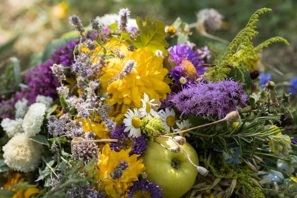 Ręcznie robione piękne Bukiety z kwiatów i ziół. — Zdjęcie stockowe