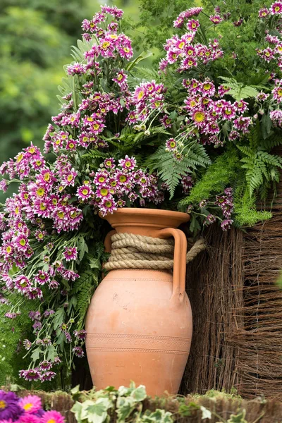  Madeira şarap Festivali - Madeira Funchal içinde tarihi ve etnografik geçit töreni sırasında çiçeklerle süslemeler.