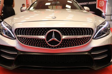 Mercedes metalik logo closeup Mercedes araba Moto Show Cracow Polonya 3rd edition nde sergilenmektedir. Katılımcı otomotiv sektörünün en ilginç yönleri mevcut.