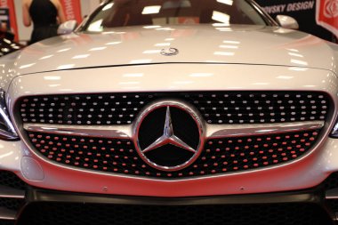 Mercedes metalik logo closeup Mercedes araba Moto Show Cracow Polonya 3rd edition nde sergilenmektedir. Katılımcı otomotiv sektörünün en ilginç yönleri mevcut.