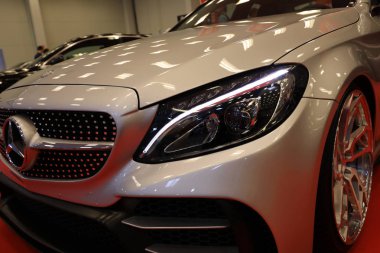 Mercedes metalik logo closeup Mercedes araba Moto Show Cracow Polonya 3rd edition nde sergilenmektedir. Katılımcı otomotiv sektörünün en ilginç yönleri mevcut.