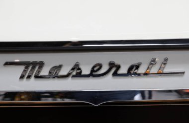 Maserati metalik logo closeup Maserati araba Moto Show Cracow Polonya 3rd edition nde sergilenmektedir. Katılımcı otomotiv sektörünün en ilginç yönleri mevcut.