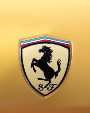 Ferrari metalik logo closeup Ferrari araba Moto Show Cracow Polonya 3rd edition nde sergilenmektedir. Katılımcı otomotiv sektörünün en ilginç yönleri mevcut