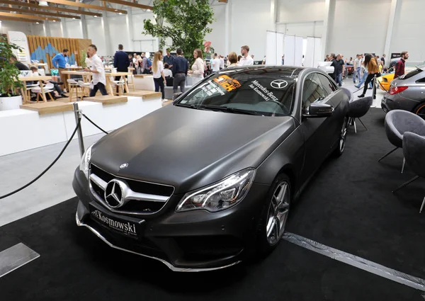 Mercedes expuso en la 3ª edición de MOTO SHOW en Cracovia. Polonia. Los expositores presentan los aspectos más interesantes de la industria automotriz — Foto de Stock