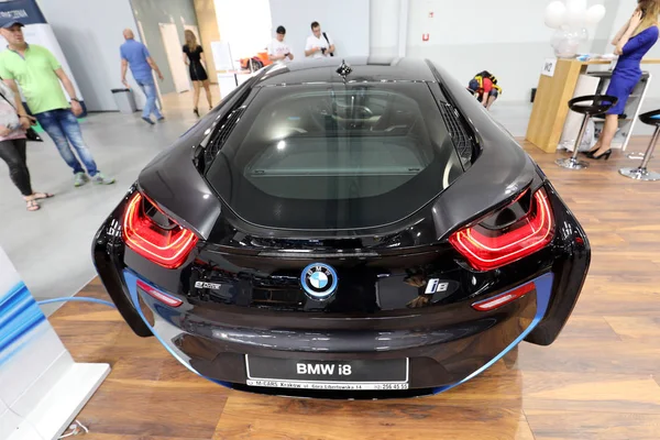 Nuevo automóvil eléctrico BMW i8 exhibido en la 3ª edición de MOTO SHOW en Cracovia. Polonia.Los expositores presentan los aspectos más interesantes de la industria del automóvil — Foto de Stock