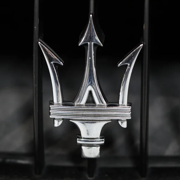 Maserati logotipo metálico closeup no carro Maserati exibido na terceira edição do MOTO SHOW em Cracóvia Polônia. Expositores apresentam aspectos mais interessantes da indústria automotiva — Fotografia de Stock