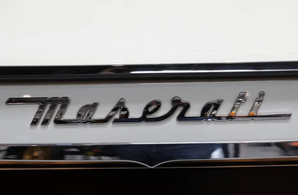 Maserati logo metallico primo piano sulla vettura Maserati esposto alla 3a edizione di MOTO SHOW a Cracovia in Polonia. Gli espositori presentano gli aspetti più interessanti dell'industria automobilistica . — Foto Stock