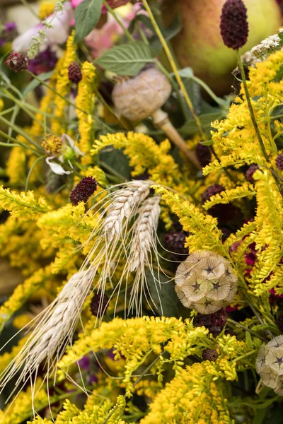 el yapımı güzel buketler çiçek ve otlar