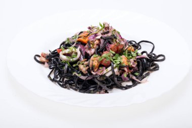 Deniz ürünleri ve sebze ile siyah spagetti