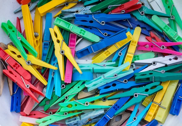 Plastik renkli clothespin kümesi