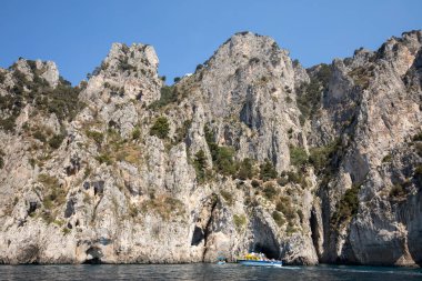 Tekne turist Grotta Bianca ve Grotta Meravigliosa, Capri, İtalya.