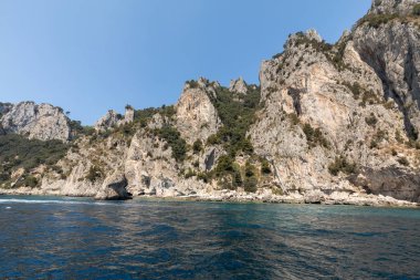 Capri Adası, İtalya'nın Uçurumun kıyısında tekneden görüntülemek