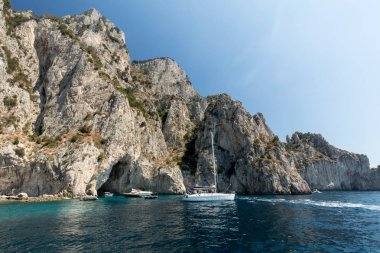 Tekne turist Grotta Bianca ve Grotta Meravigliosa, Capri, İtalya