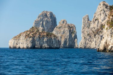 Capri Adası, İtalya Faraglioni buzlu tekneden görüntülemek. 