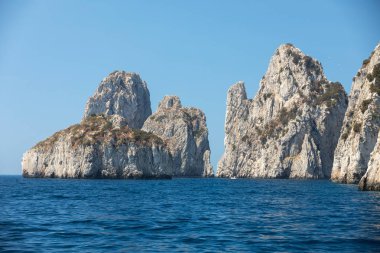 Capri Adası, İtalya Faraglioni buzlu tekneden görüntülemek. 