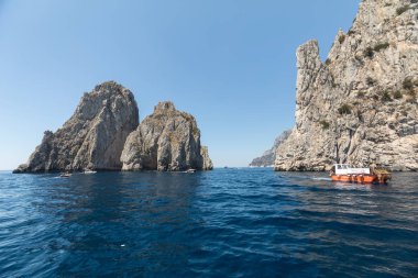  Capri Adası, İtalya Faraglioni buzlu tekneden görüntülemek. 