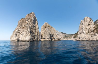 Capri Adası, İtalya Faraglioni buzlu. Rock'ın adları sol-sol: Stella, Mezzo ve Scopolo veya Fuori 