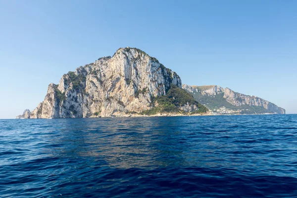 A Ilha de Capri é uma localização muito pitoresca, luxuosa e extraordinária na Itália, famosa por suas rochas altas . — Fotografia de Stock