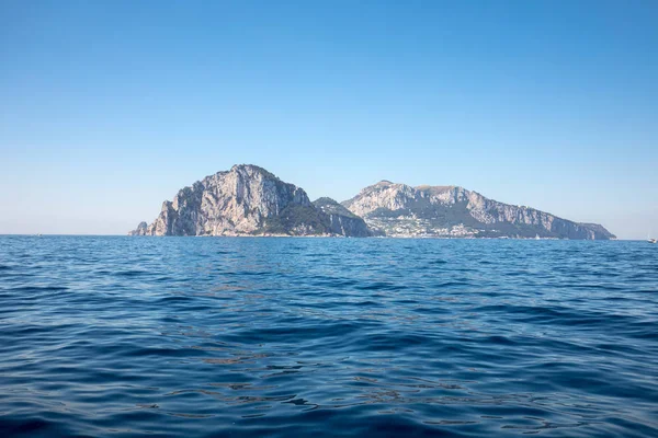 Capri Adası bir çok güzel, bereketli ve olağanüstü İtalya onun yüksek rocks için ünlü konumdadır.