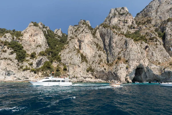 Båtar med turister nära Grotta Bianca och Grotta Meravigliosa, Capri, Italien. — Stockfoto