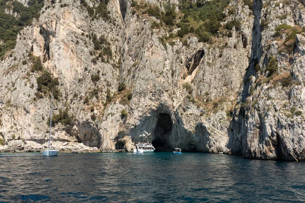 Tekne turist Grotta Bianca ve Grotta Meravigliosa, Capri, İtalya.