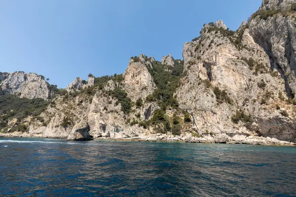Capri Adası, İtalya'nın Uçurumun kıyısında tekneden görüntülemek
