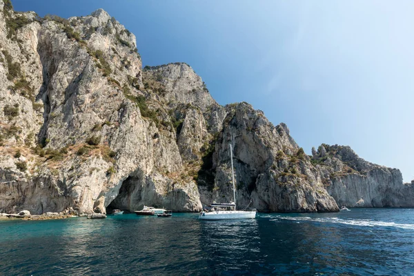 Båtar med turister nära Grotta Bianca och Grotta Meravigliosa, Capri, Italien — Stockfoto