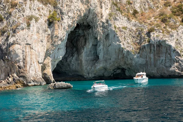 Tekne turist Grotta Bianca ve Grotta Meravigliosa, Capri, İtalya