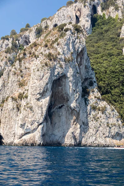 View from the boat on the Boats with tourists and the cliff coast of Capri Island. Italy — Stock Photo, Image