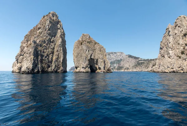 Capri Adası, İtalya Faraglioni buzlu tekneden görüntülemek. 