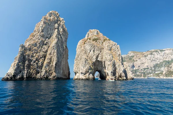 Capri Adası, İtalya Faraglioni buzlu tekneden görüntülemek. 