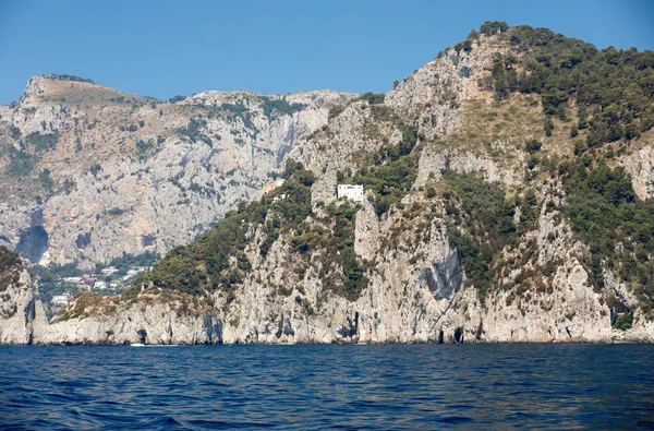 Vista desde el barco en la costa del acantilado de la isla de Capri, Italia —  Fotos de Stock