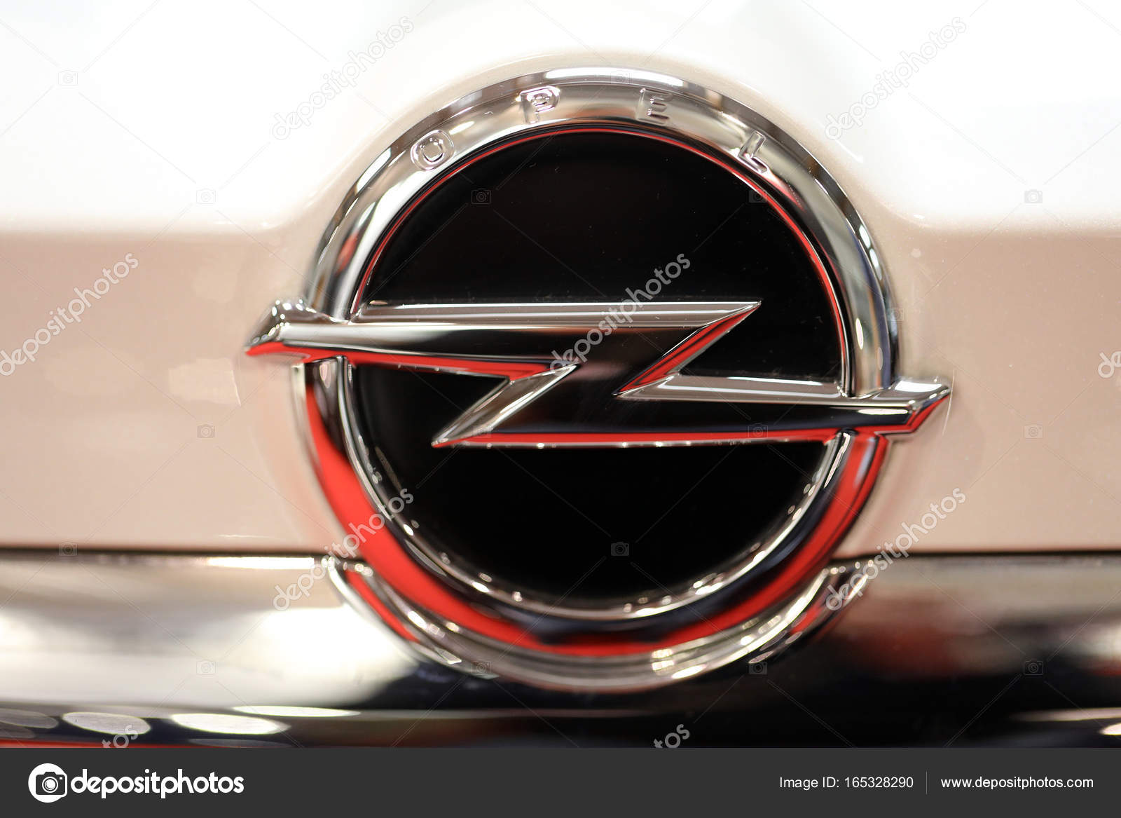 Opel Metallic-Logo Nahaufnahme auf Opel Auto — Redaktionelles Stockfoto ©  wjarek #165328290