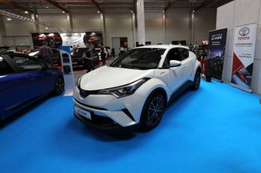 Toyota C - Hr Hybrid Moto Show Cracow Polonya nde sergilenmektedir. Katılımcı otomotiv sektörünün en ilginç yönleri mevcut.