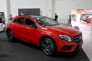 Krakow Moto fuarında Mercedes Gla görüntülenir. Polonya. Katılımcı otomotiv sektörünün en ilginç yönleri mevcut