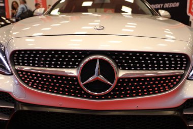 Mercedes metalik logo closeup Cracow Polonya Moto Show'da görüntülenen Mercedes araba