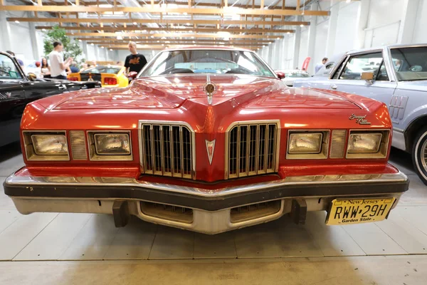 El Gran Premio Pontiac se exhibe en MOTO SHOW en Cracovia Polonia. Los expositores presentan los aspectos más interesantes de la industria automotriz — Foto de Stock