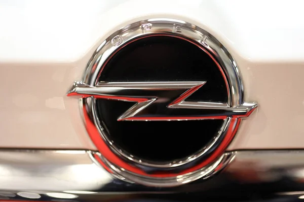 Primo piano logo metallico Opel sull'auto Opel — Foto Stock