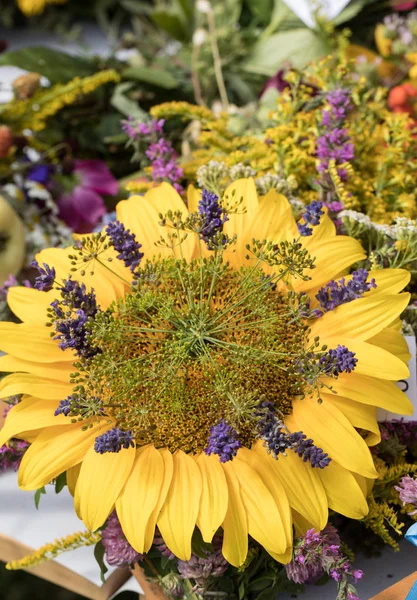 el yapımı güzel buketler çiçek ve bitki.