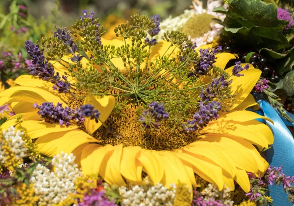 Ręcznie robione piękne bukiety z kwiatów i ziół. — Zdjęcie stockowe