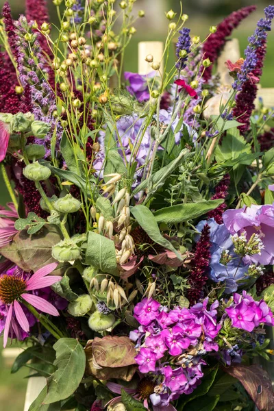 Beaux bouquets faits à la main de fleurs et d'herbes . — Photo